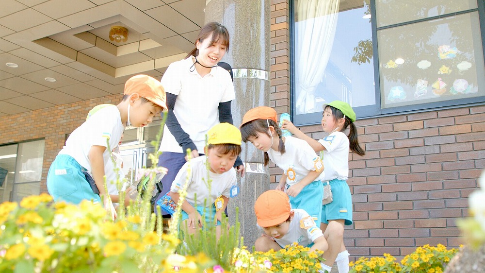 ④ 境内と連なる自然豊かな園庭環境